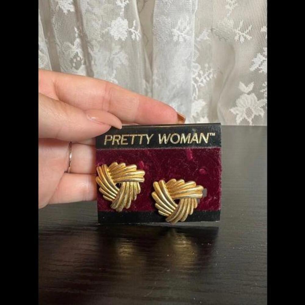 Vintage "Pretty Woman" Gold-Tone Clip-On Earrings – Classic Statement Jewelry